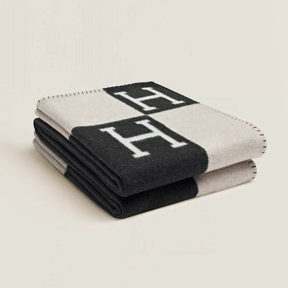 Soft Throw Blanket — Warm and Lightweight Comfort