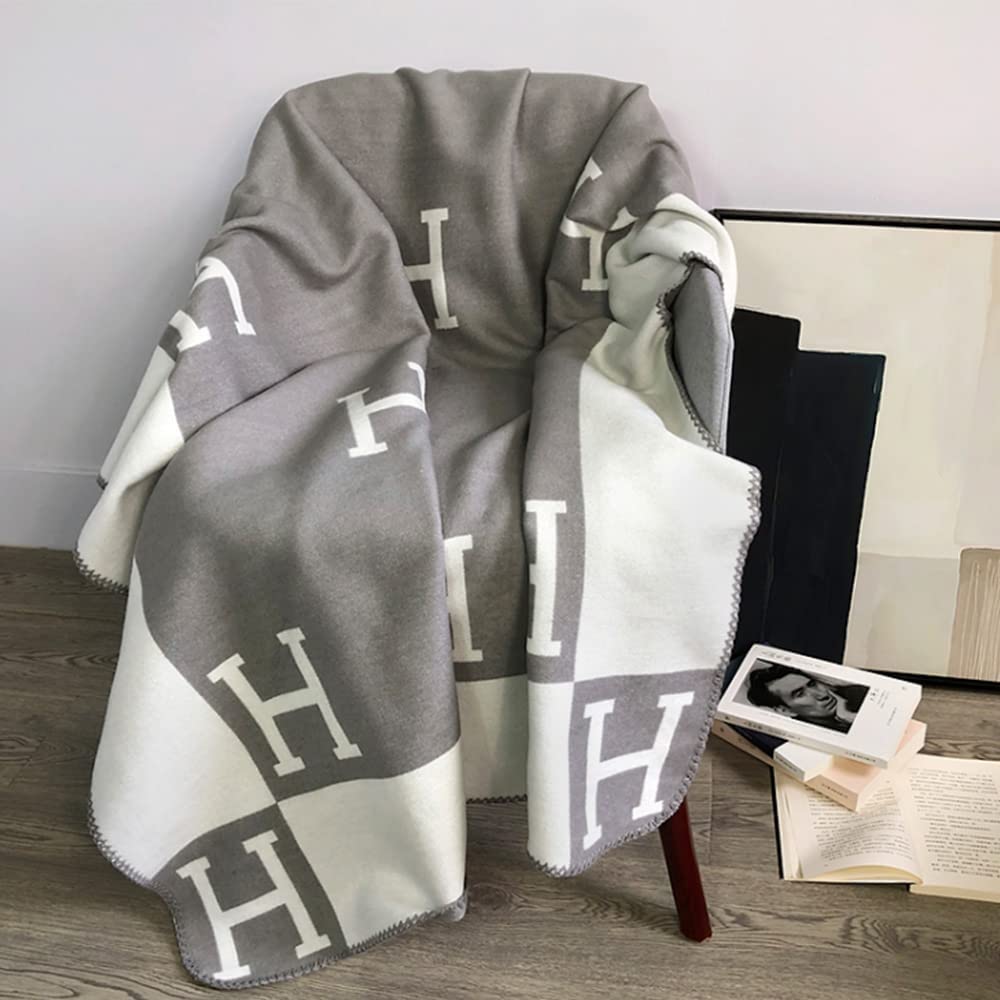 Soft Throw Blanket — Warm and Lightweight Comfort