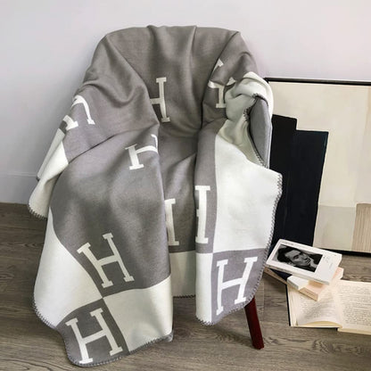 Soft Throw Blanket — Warm and Lightweight Comfort
