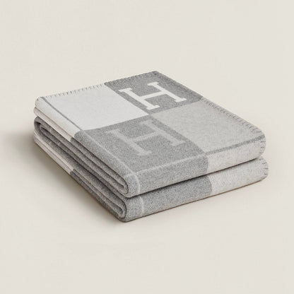 Soft Throw Blanket — Warm and Lightweight Comfort