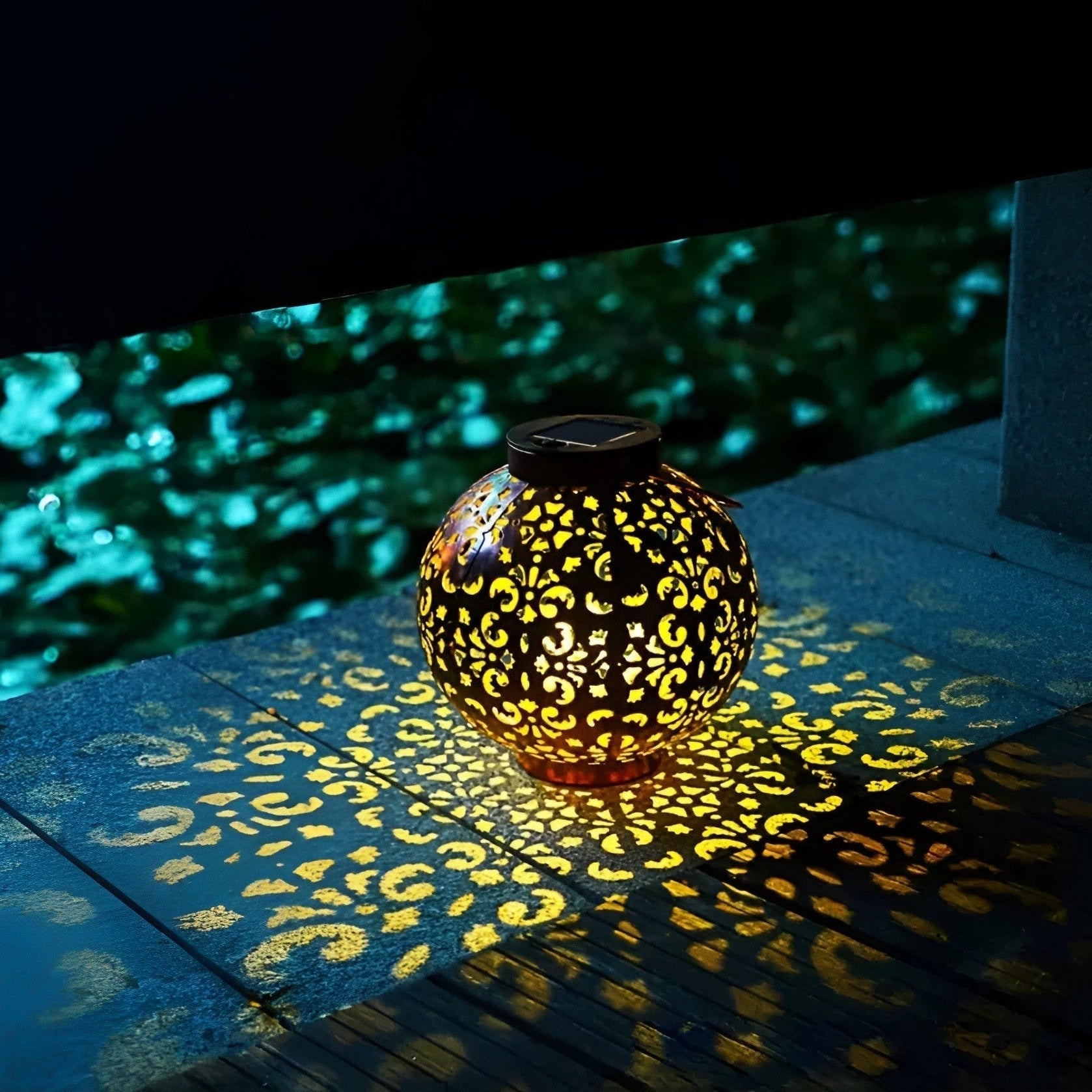 Vintage Solar Garden Lamp — Elegant Weatherproof Light
